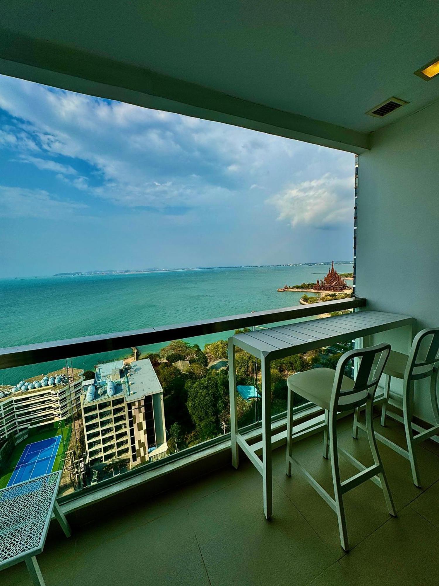 The Palm Sea View Private World Class Luxury Apartemen